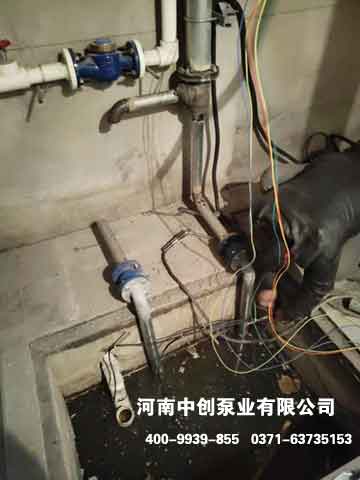 安装污水泵，水泵排出管路连接，装上相应阀门及控制附件