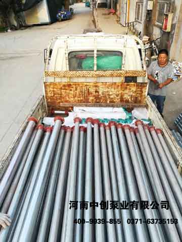 深井潜水泵和泵用井管装车现场，安排送至郑州新郑岳庄项目地点