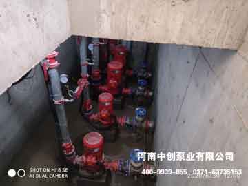 地下消防水泵房内大致情况，消火栓泵和喷淋泵各两台