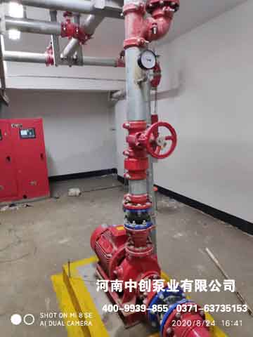 消防水泵房内卧式消防泵和相应的消防泵启动控制柜