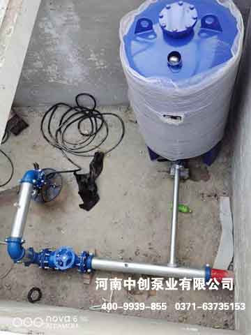 安装深井潜水泵和稳压罐，水泵出水管路连接工作